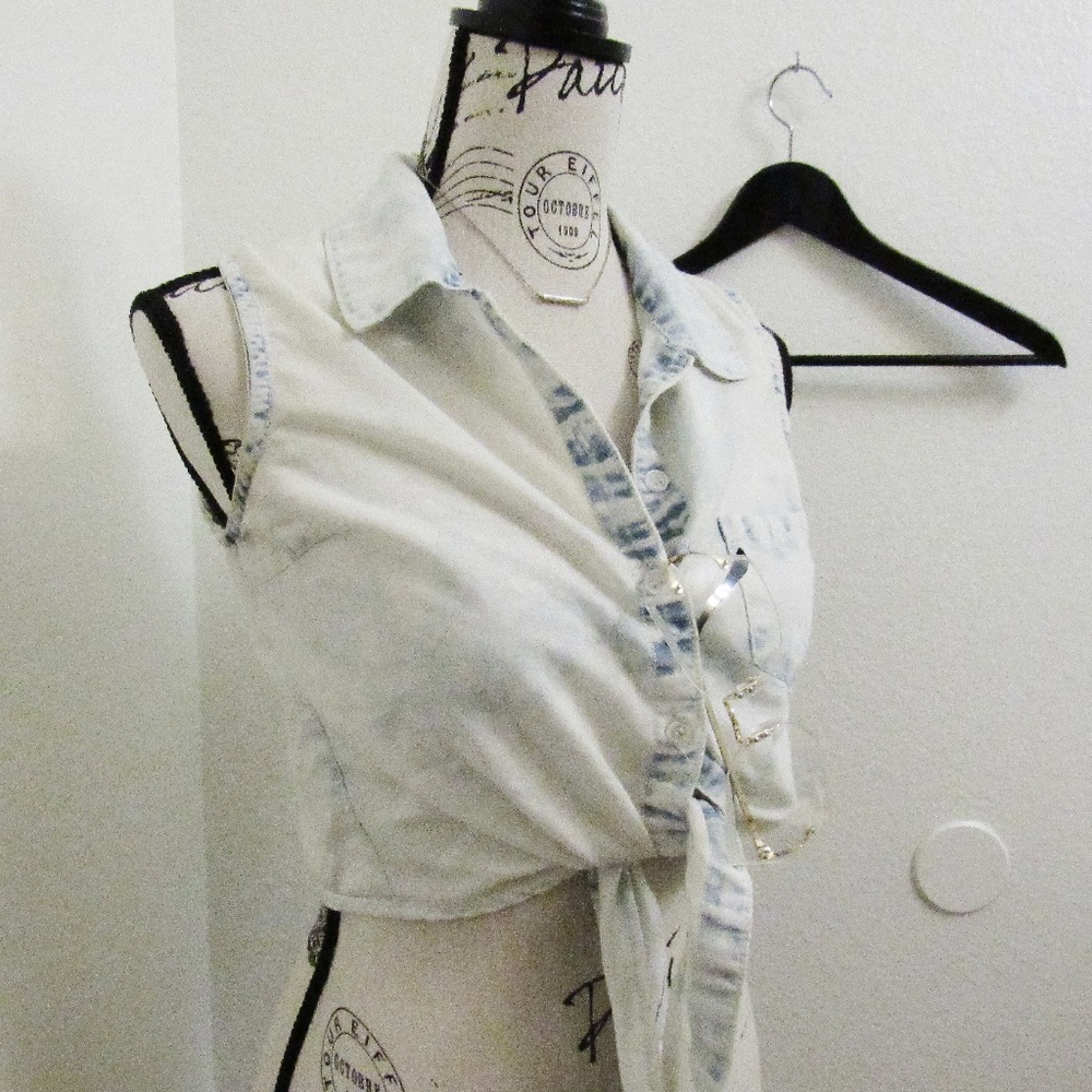 CHARLOTTE RUSSE Crop Tie up Top